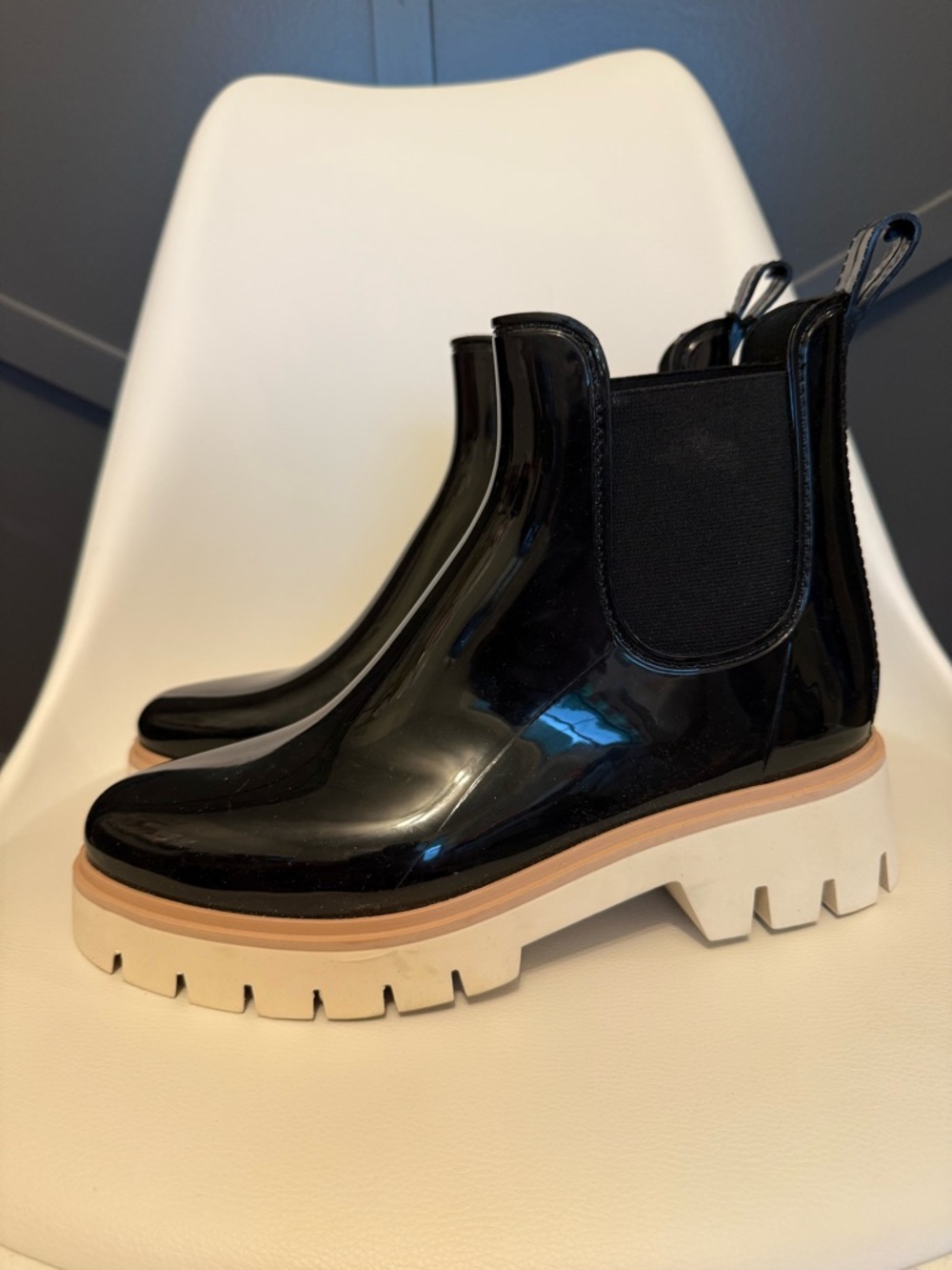 ☀️🌊Dolce Vita Women’s Black Gloss Chelsea Rain Boots with Chunky Cream Sole
